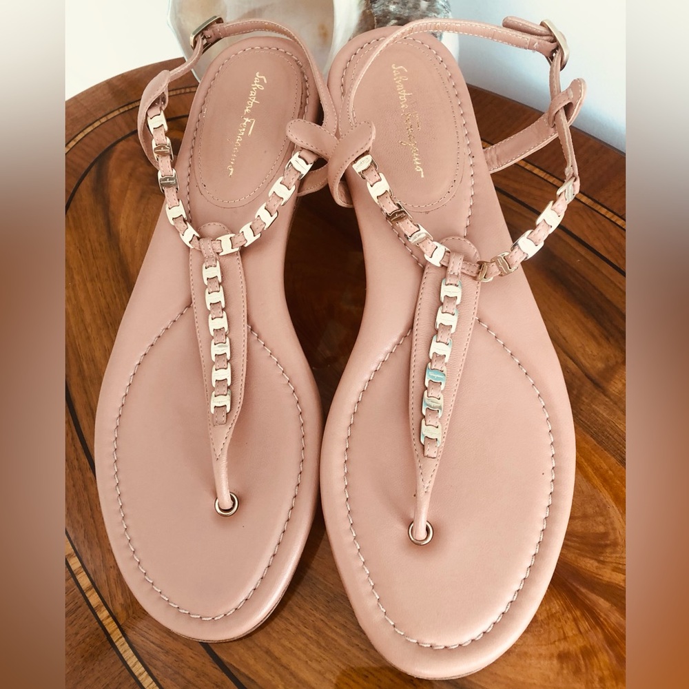Salvatore Ferragamo Tahiti Blush Pink Leather Sandals with Gold Chain Detail - Picture 2 of 12